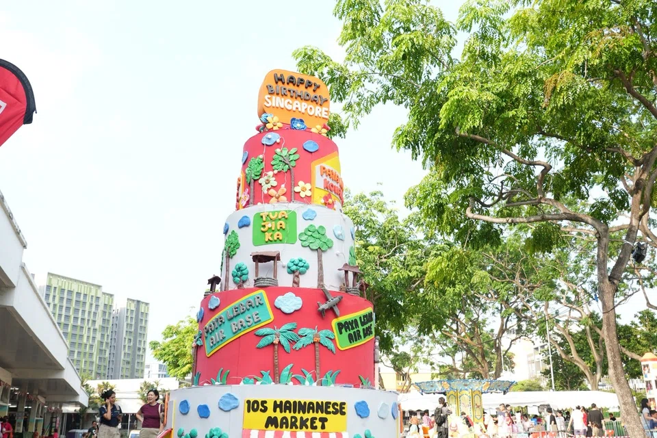 பாய லேபார் - கோவன் வட்டாரவாசிகளால் உருவாக்கப்பட்ட 2 மீட்டர் உயரம் கொண்ட கேக் வடிவம்.