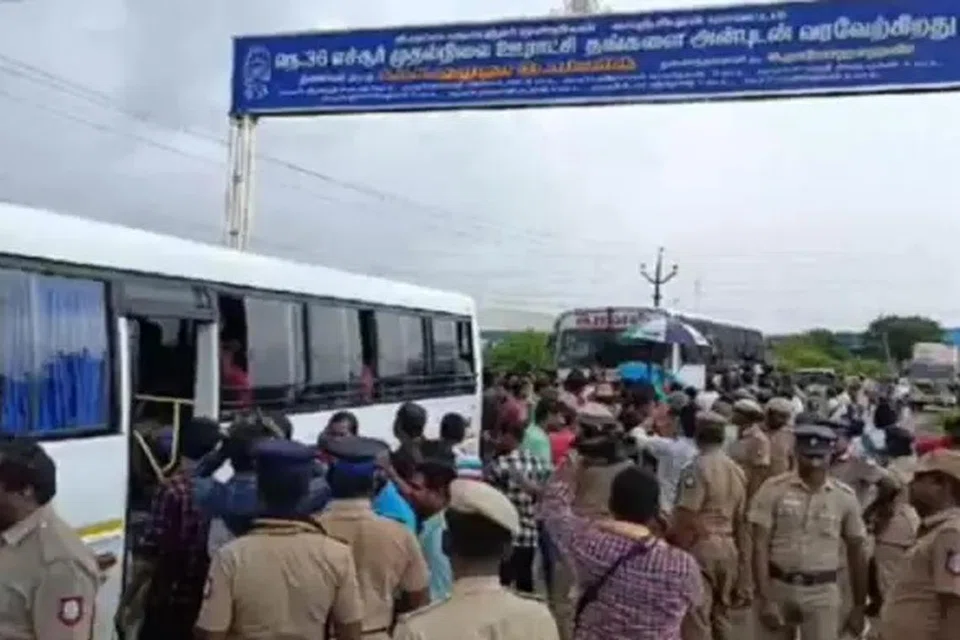 போராட்டத்தைக் கட்டுப்படுத்த காவல்துறை, அங்கு கூடியவர்களை காவல்துறை பேருந்தில் ஏற்றிச் சென்று கைதுசெய்து பின்னர் பிணையில் விடுவித்தது.