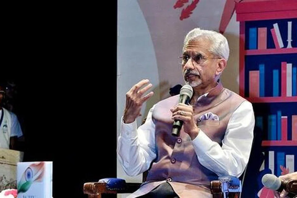 டெல்லி பல்கலைக்கழக இலக்கிய விழாவில் வெளியுறவுத்துறை அமைச்சர் எஸ். ஜெய்சங்கர் உரையாற்றுகிறார்.