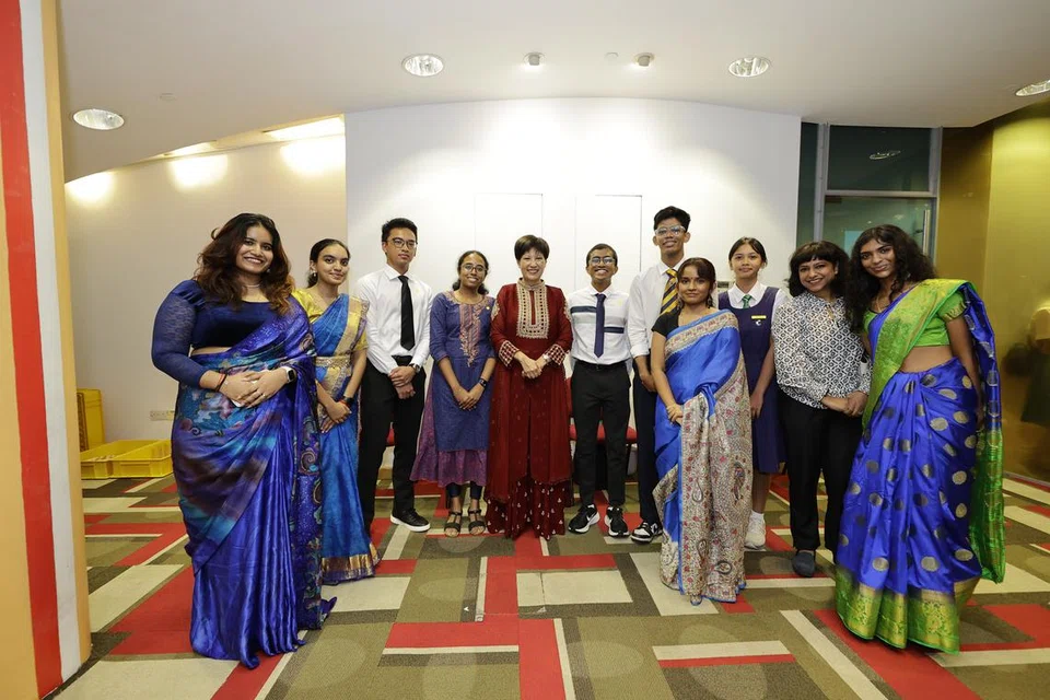விருது வென்ற மாணவர்கள், நிகழ்ச்சி தொகுப்பாளர்களுடன் அமைச்சர் இந்திராணி ராஜா (நடுவில்).