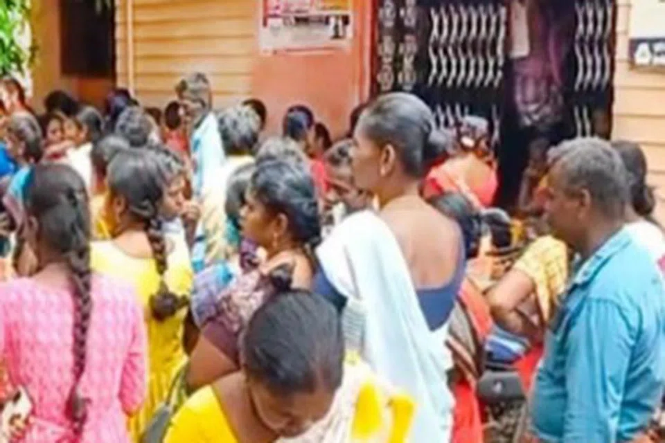 மோசடி செய்ததாக நம்பப்படும் வங்கியின் முன்பு கூடிய மக்கள்.