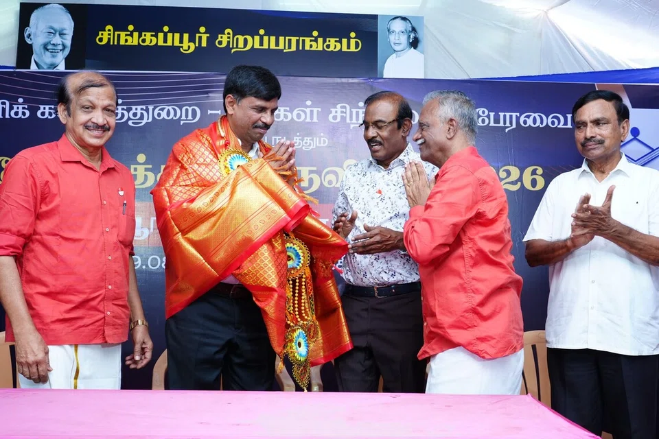 ஈரோடு மாவட்ட ஆட்சித் தலைவர் ச.கந்தசாமிக்கு முன்னாள் நியமன நாடாளுமன்ற உறுப்பினர் இரா.தினகரன் பொன்னாடை போர்த்த, சிங்கப்பூர்த் தமிழ் எழுத்தாளர் கழகத்தின் முன்னாள் தலைவர் நா.ஆண்டியப்பன் மாலை அணிவித்தார். உடன் சிங்கப்பூர்த் தமிழ் எழுத்தாளர் கழகத் தலைவர் சு.முத்துமாணிக்கம் (இடது), மக்கள் சிந்தனைப் பேரவைத் தலைவர் ஸ்டாலின் குணசேகரன் (வலது).