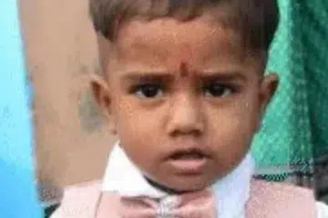 தந்தை வீசிய கோடரி தாக்கி உயிரிழந்த இரண்டு வயது குழந்தை.