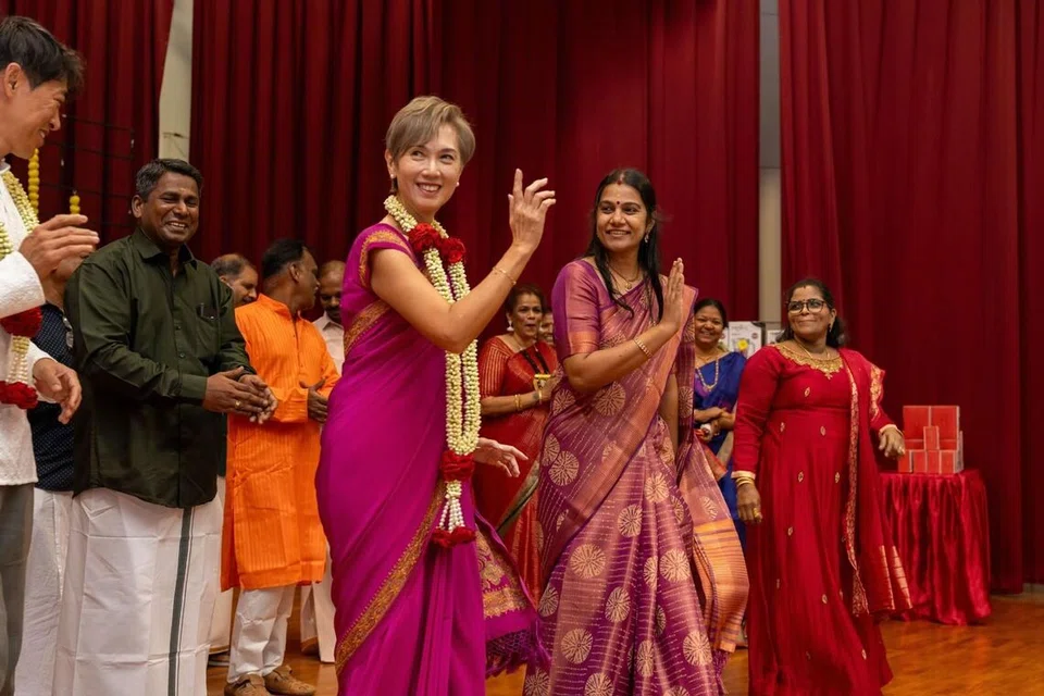 கிரேத்தா ஆயர்-கிம் செங் குடியிருப்பாளர்களுடன் தீபாவளிக் கொண்டாட்ட உணர்வில் நடனமாடிய தகவல், மின்னிலக்க மேம்பாட்டு அமைச்சர் ஜோசஃபின் டியோ.