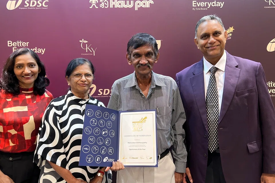 மகள் கனிதா, மனைவி ஜெயலட்சுமி, ‘பேராபோல்ஸ் சிங்கப்பூர்’ தலைவர் கணே‌ஷ் இராமநாதன் (வலக்கோடி) உடன்  தலைசிறந்த விளையாட்டாளர் விருதுக்கு முன்மொழியப்பட்டதற்கான சான்றிதழுடன் மகேந்திரன் பசுபதி.