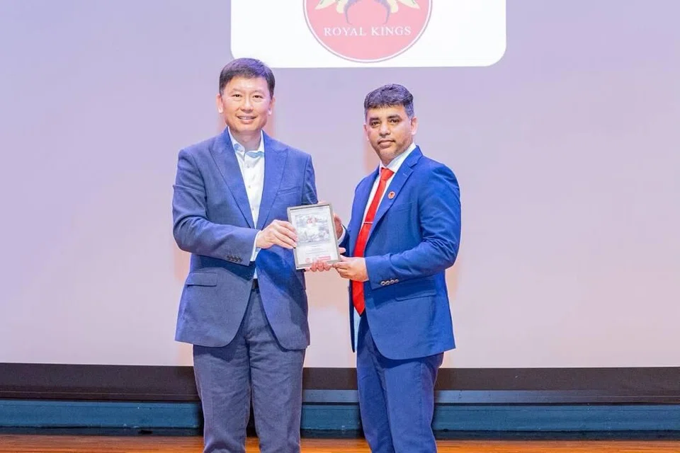 ராயல் கிங்ஸ் குழுமத்தின் தலைமை நிர்வாக அதிகாரி சிராஜுதீனுக்குத் தேசிய வளர்ச்சி அமைச்சர் சீ ஹொங் டாட் பாராட்டுச் சான்றிதழ் வழங்கினார்.
