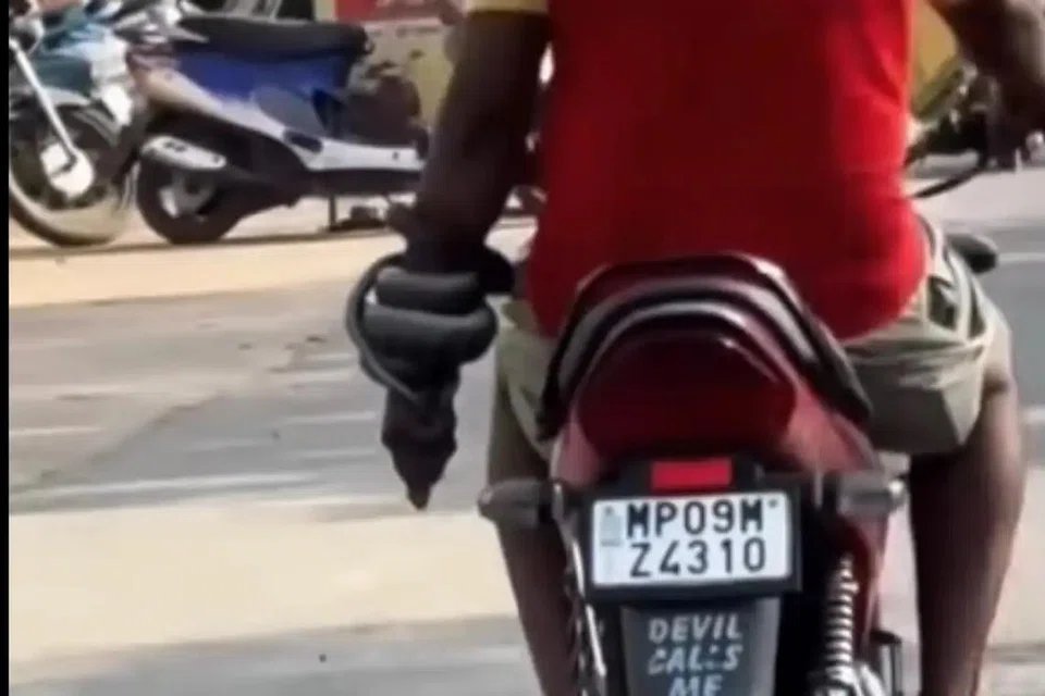 அந்த மோட்டார்சைக்கிள் மத்தியப் பிரதேசத்தில் பதிவு செய்யப்பட்டது என்பதை அதன் வாகனப் பதிவெண் பலகை காட்டுகிறது.