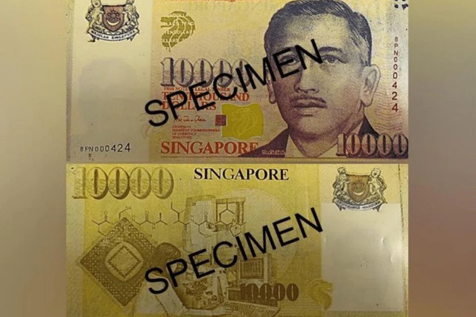 $10,000 நோட்டைப் பெற்ற வங்கி அலுவலர் சந்தேகத்துடன் சோதித்துப் பார்த்ததில் அது கள்ளநோட்டு எனத் தெரியவந்தது.