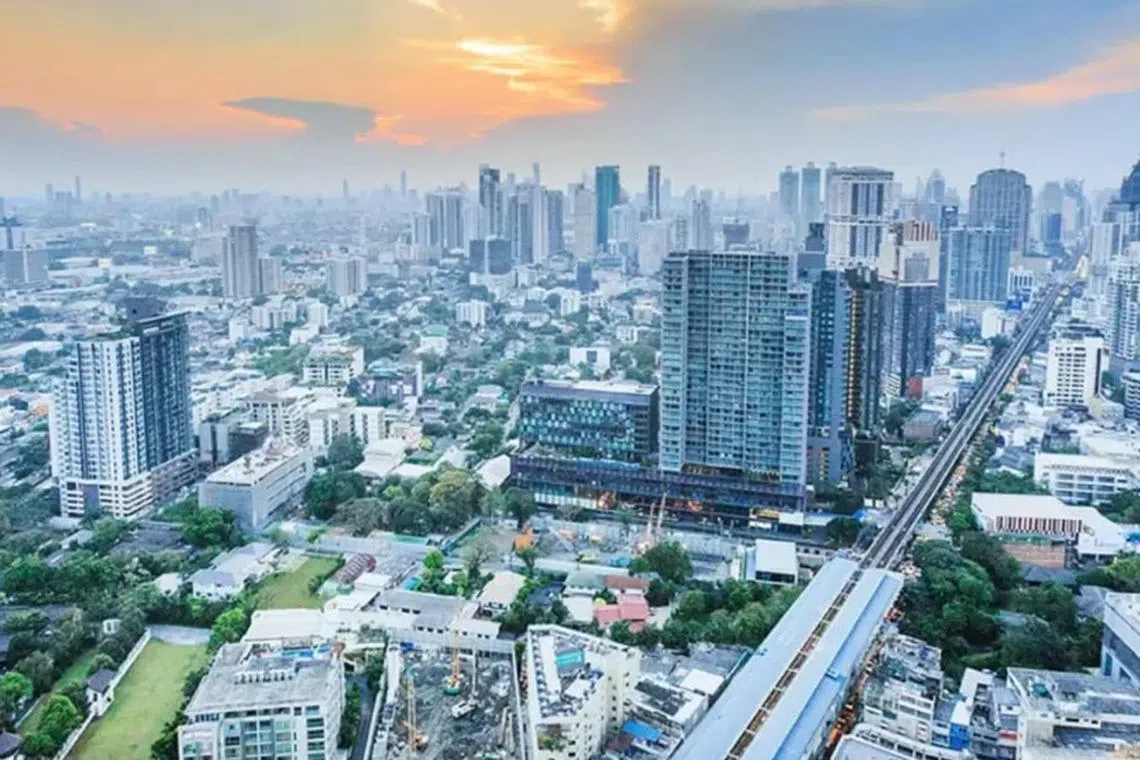 நிபுணர்கள், பணக்கார வெளிநாட்டினருக்கு விசா விதிமுறைகளைத் தளர்த்துகிறது தாய்லாந்து