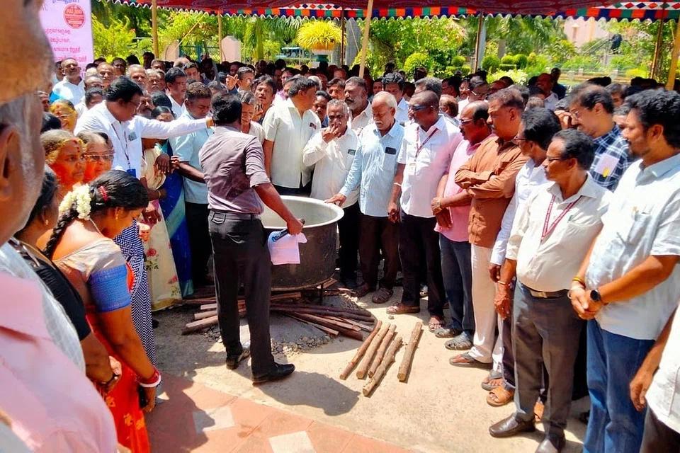 போராட்டத்தில் நூற்றுக்கணக்கான பேராசிரியர்களும் ஓய்வூதியர்களும் கலந்துகொண்டு நிர்வாகத்துக்கு எதிராகக் கண்டன முழக்கங்களை எழுப்பினர்.