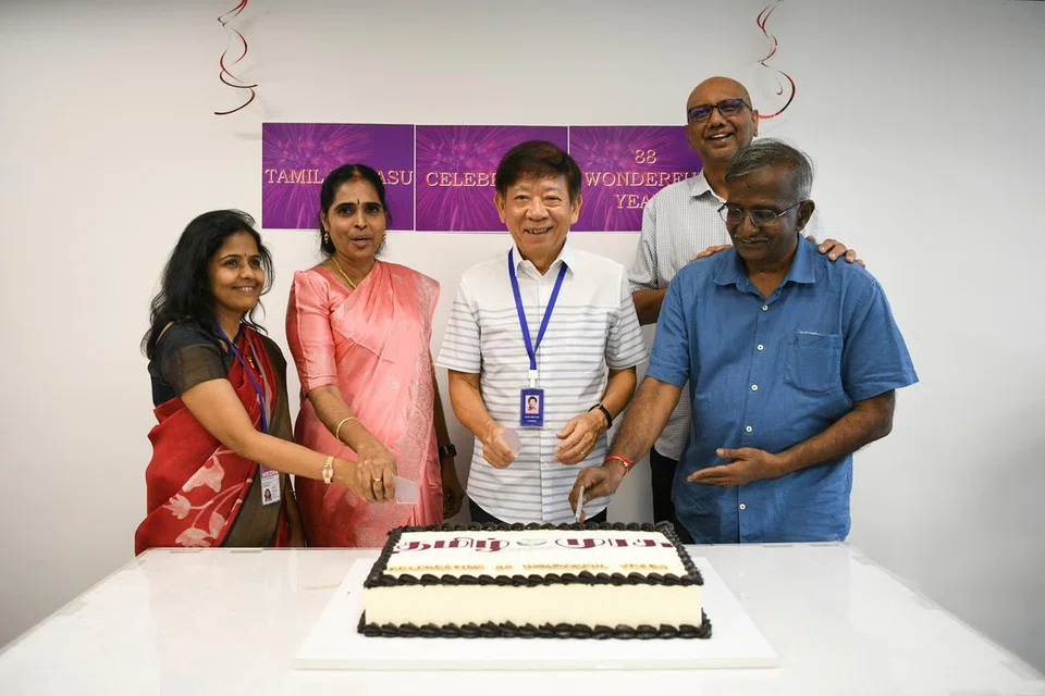 செய்தி இணை ஆசிரியர் க. கனகலதா (இடக்கோடி), துணை ஆசிரியர்கள் தேன்மொழி, அ. சிவகுணாளன் (நீலத்தில்) ஆகியோருடன் தமிழ் முரசு ஆசிரியர் ராஜேந்திரன் ஜவ்ஹரிலால் மற்றும் திரு கோ பூன் வான். 