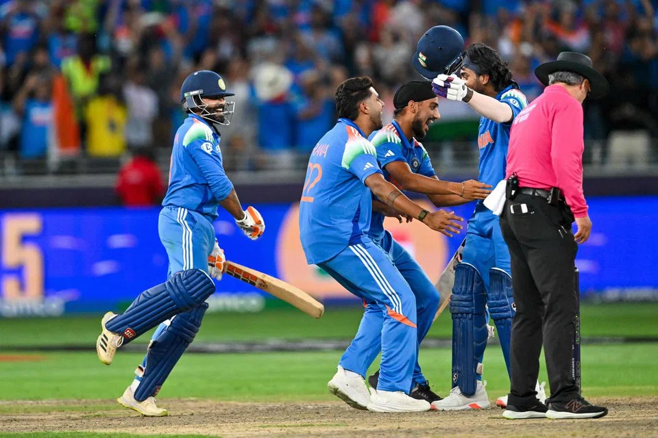 வெற்றியைக் கொண்டாடும் இந்திய அணியினர்.
