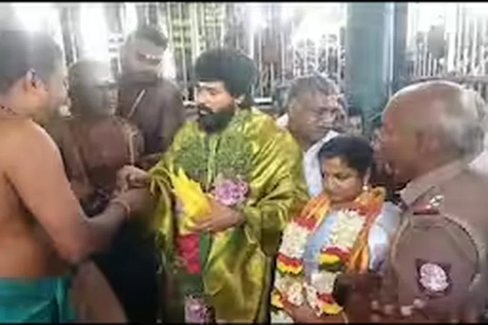 அழகர் கோயிலில் மனைவியுடன் சுவாமி தரிசனம் செய்த சிவகார்த்திகேயன்.