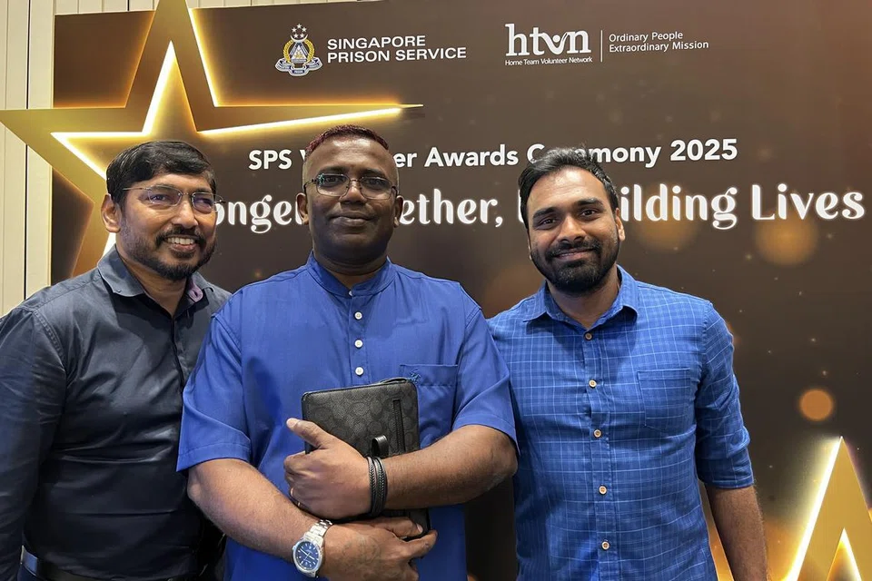 மறுவாழ்வு பெற்று மலர்ந்துள்ள ‘இஸ்கோஸ்’ திட்ட உதவி வகுப்பாளர் திரு முருகேசன் (நடுவில்), தன் இரு வழிகாட்டிகளான ‘இஸ்கோஸ்’ மேலாளர் ரேவன் (வலம்), சிங்கப்பூர் சிறை ஃபெல்லோ‌ஷிப் போதகர் ஜெரார்ட் உடன்.
