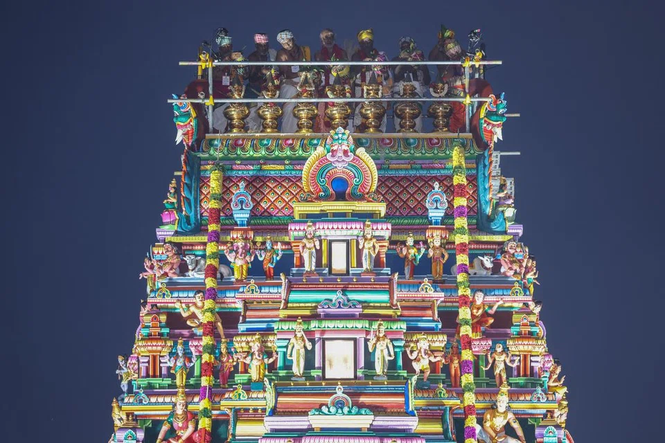 புதுப்பிப்பிற்குப்பின் வண்ணமயமாகக் காட்சியளிக்கும் ஶ்ரீ முனீஸ்வரன் ஆலய ராஜ கோபுரம். குடமுழுக்கு நடைபெற்ற தருணம்.