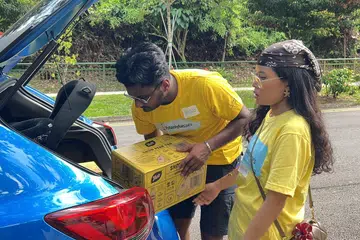 தீபாவளிக்காக தீவெங்கும் வெளிநாட்டு ஊழியர்களுக்கு பீட்சா, சமோசா, பானங்களை விநியோகித்தது ‘இட்ஸ்ரெய்னிங்ரெய்ன்கோட்ஸ்’ அறநிறுவனம்.