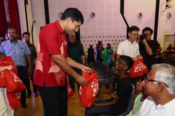 செம்பவாங் குடியிருப்பாளர்களுக்குப் பரிசுப் பைகளை வழங்கும் செம்பவாங் குழுத்தொகுதி நாடாளுமன்ற உறுப்பினர் விக்ரம் நாயர்.