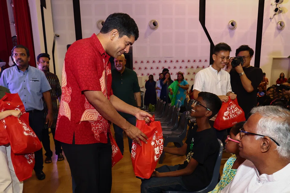 செம்பவாங் குடியிருப்பாளர்களுக்குப் பரிசுப் பைகளை வழங்கும் செம்பவாங் குழுத்தொகுதி நாடாளுமன்ற உறுப்பினர் விக்ரம் நாயர்.
