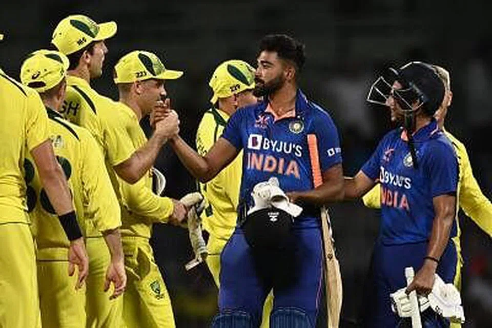 ஆட்ட முடிவில் ஆஸ்திரேலிய வீரர்களுடன் கைகுலுக்கும் இந்திய அணியின் முகம்மது சிராஜ், குல்தீப் யாதவ் (வலக்கோடி). படம்: ஏஎஃப்பி