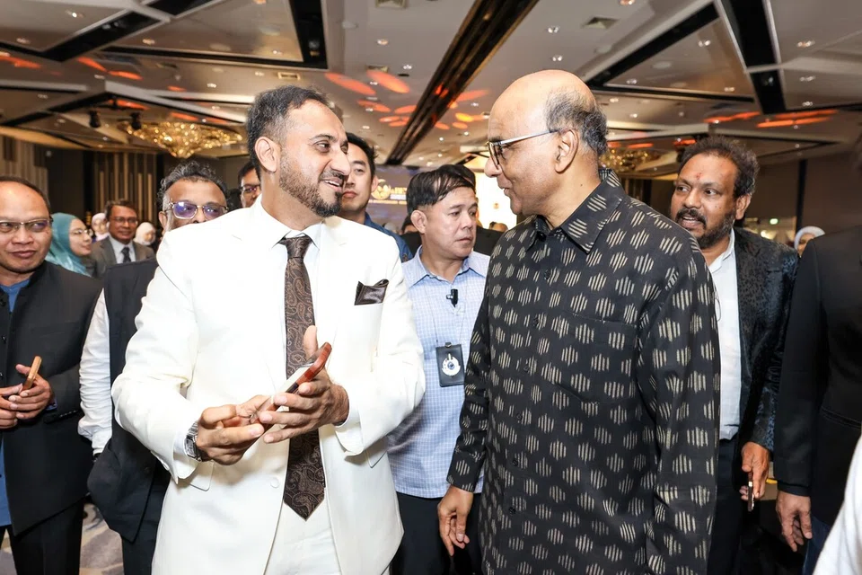 சிங்கப்பூர் மலாய் வர்த்தக, தொழில் சபையின் 70ஆம் ஆண்டு நிறைவு விருது விழாவில் ‘சுவை புட்ஸ்’ நிறுவனத்தின் நிறுவனர் வாவு சாகுல் ஹமீதுடன் (இடது) உரையாடும் அதிபர் தர்மன் சண்முகரத்னம்.