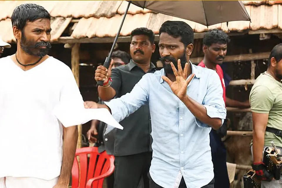 படப்பிடிப்பின்போது தனுஷ், வெற்றிமாறன்.
