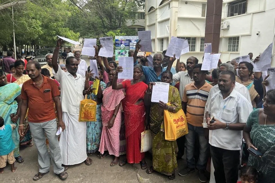 விழுப்புரம் ஆட்சியர் அலுவலகத்தின்முன் திரண்ட மக்கள்.