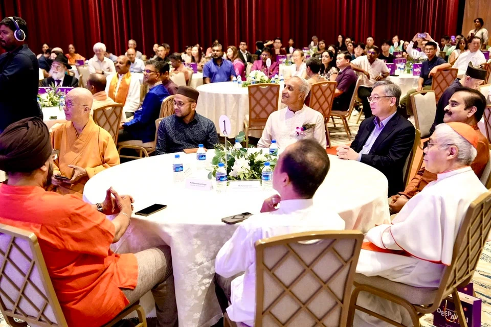 நிகழ்ச்சியில் பங்கேற்ற துணைப் பிரதமர் கான் கின் யோங்குக்கு அருகில் இந்து அறக்கட்டளை வாரியத்தின் தலைவர் ராஜன் கிருஷ்ணன், வாரியத்தின் துணைத் தலைவர் பாலா ரெட்டி, சிங்கப்பூர் ரோமன் கத்தோலிக்க உயர் மறைமாவட்டத்தின் பேராயர் கார்டினல் வில்லியம் கோ, சிங்கப்பூர் இஸ்லாமிய சமய மன்றத்தின் முஃப்தி டாக்டர் நஸிருதின் முகம்மது நசிர் ஆகியோருடன் மற்ற சமயத் தலைவர்களும் உள்ளனர். 