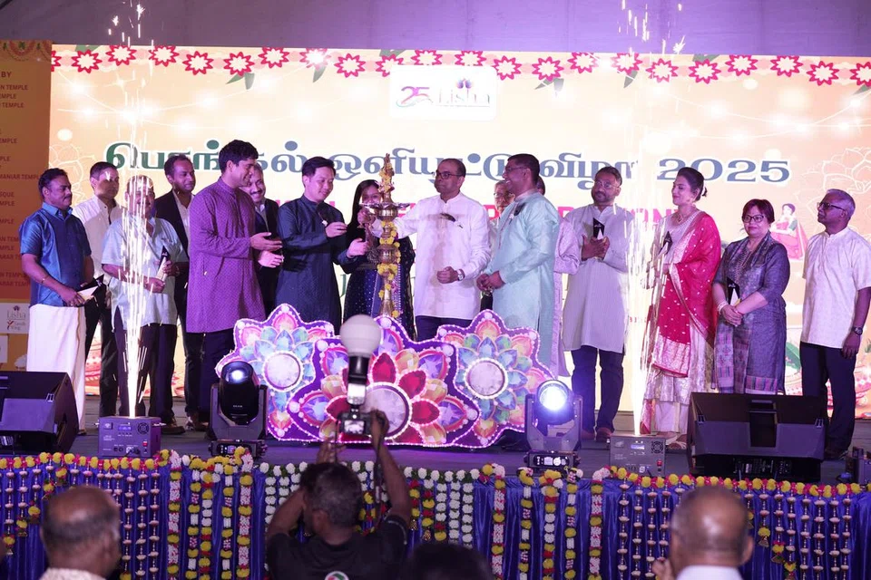 வெள்ளிக்கிழமை (ஜனவரி 10) மாலை தொடங்கிய ஒளியூட்டு விழாவைச் சுகாதார மற்றும் தகவல், மின்னிலக்க மேம்பாட்டு மூத்த துணை அமைச்சர் ஜனில் புதுச்சேரி குத்துவிளக்கேற்றி தொடங்கி வைத்தார்.