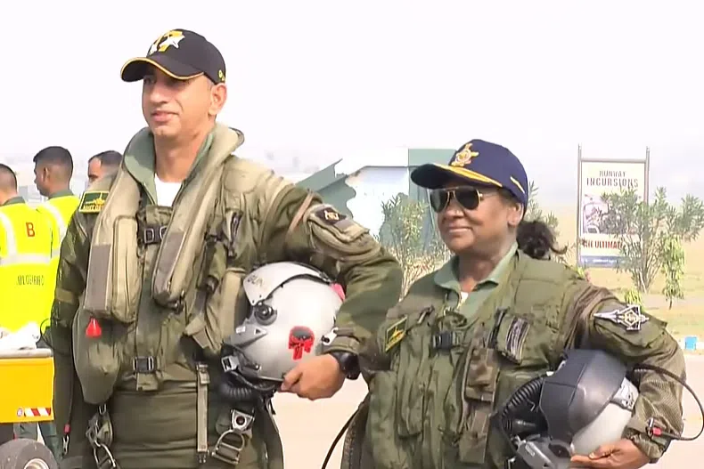 ரஃபேல் போர் விமானத்தில் முதல்முறையாகப் பறந்த குடியரசுத் தலைவர் திரௌபதி முர்மு