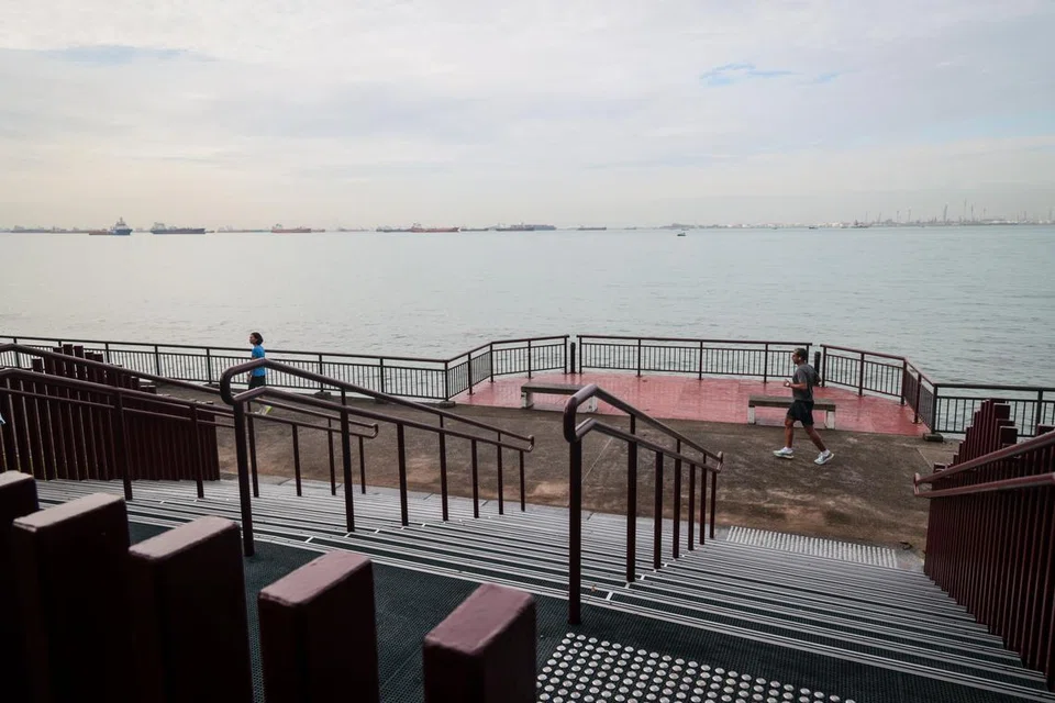 உயர்த்தப்பட்ட நடைபாதைமூலம் மக்கள் அழகிய கடலோரக் காட்சிகளைக் கண்டு ரசிக்கலாம்.