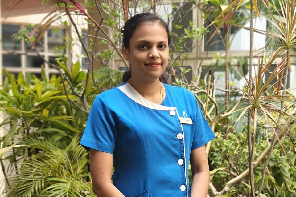 தமிழ், மலாய், ஆங்கிலம் பேச முடிவதால் அந்தந்த மொழி பேசும் முதியோர் தம்மிடம் இயல்பாகப் பழக முடிவதாகச் சொன்னார் திலகவதி.