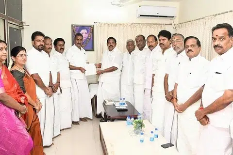 அதிமுக தகவல் தொழில்நுட்பப் பிரிவு வெளியிட்ட எக்ஸ் பதிவில், அதிமுக என்ற எஃகு கோட்டையை எவராலும் அசைக்க முடியாது எனக் குறிப்பிடப்பட்டுள்ளது.