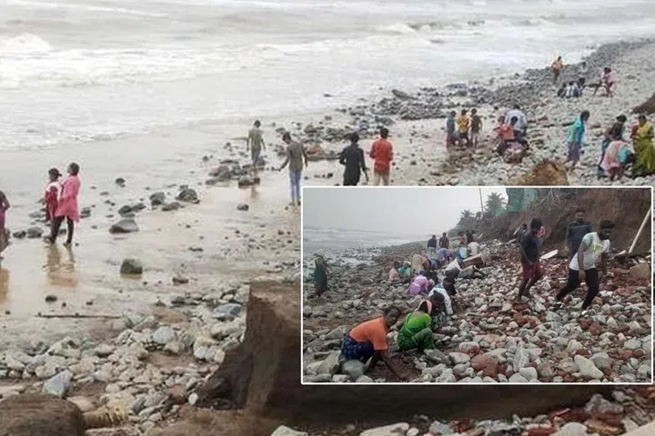 புயலுக்கு மத்தியில் ஆந்திர மக்களின் தங்க வேட்டை