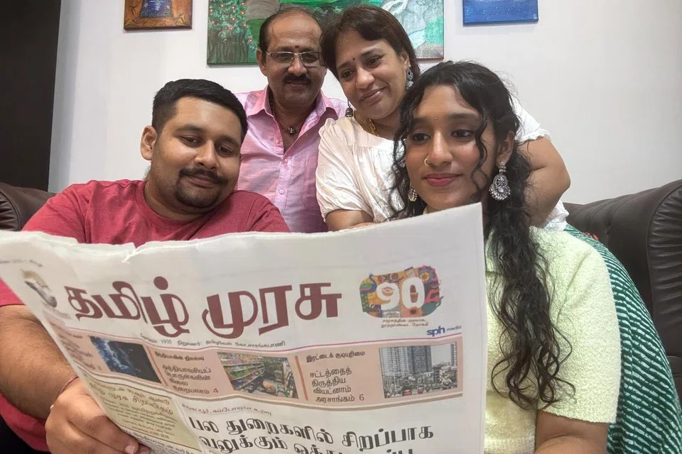 தமிழ் முரசு நாளிதழுடன் திருவாட்டி ரம்யாவும் அவரது குடும்பத்தினரும். 