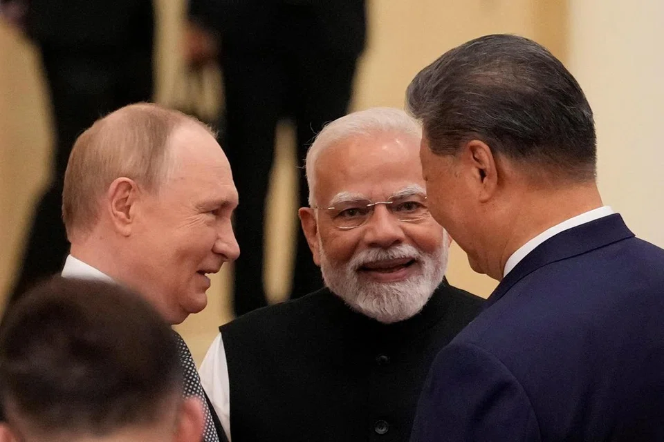 ஷாங்காய் ஒத்துழைப்பு மாநாட்டில் (இடமிருந்து) புட்டின், மோடி, ஸி ஜின்பெங் மூவரும் திங்கட்கிழமை (செப்டம்பர் 1) உறவை வலுப்படுத்தினர்.