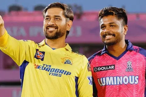 சென்னை சூப்பர் கிங்ஸ் அணியின் முன்னாள் தலைவர் தோனியுடன் (இடது) சஞ்சு சாம்சன்.