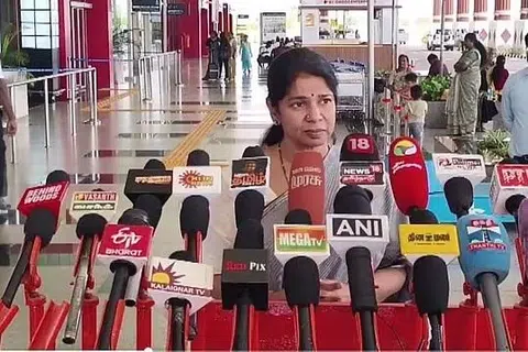 செய்தியாளர்களிடம் பேசும் திமுக தேர்தல் அறிக்கை தயாரிப்புக் குழுத் தலைவர் கனிமொழி எம்.பி. 