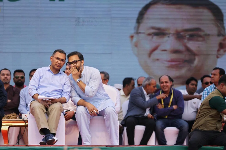 பங்ளாதே‌‌ஷ் தேசியவாதக் கட்சித் தலைவர் தாரிக் ரஹ்மான் (முன்வரிசையில் இடம்) டாக்காவில் பிப்ரவரி 8ஆம் தேதி நடைபெற்ற தேர்தல் பிரசாரத்தில் பேசுவதற்காக அமர்ந்திருக்கிறார். 