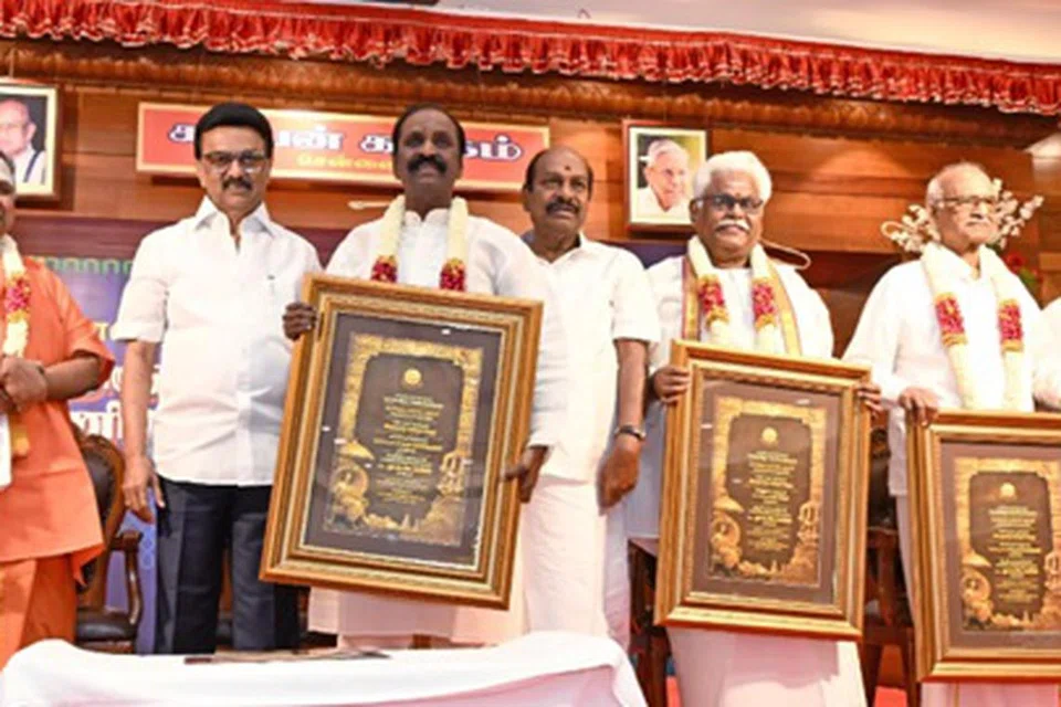 கம்பன் கழகம் சார்பாக, சென்னையில் நடைபெற்ற விழாவில் கவிஞர் வைரமுத்துவுக்கு ‘கவிச்சக்கரவர்த்தி கம்பர்’ விருது வழங்கப்பட்டது.