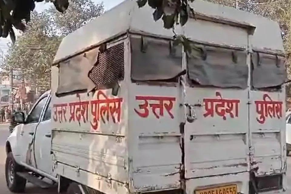 கைதியை ஏற்றிச் செல்லப் பயன்படுத்தப்பட்ட காவல்துறை வாகனம்.
