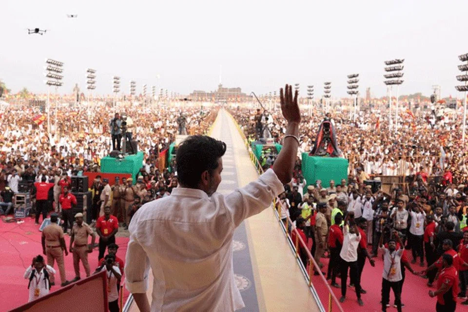 தமிழக வெற்றிக்கழகத்தின் முதல் அரசியல் மாநாடு கடந்த மாதம் 27ஆம் தேதி விக்கிரவாண்டியில் நடந்தது. இந்த மாநாட்டில் தமிழகம் முழுவதிலும் இருந்து லட்சக்கணக்கான தொண்டர்கள் பங்கேற்றனர். 