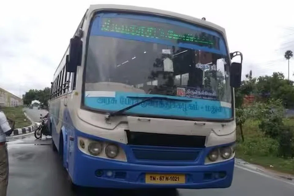 தமிழக அரசின் பொதுப் பேருந்துகளை நிறுத்தி அபராதம் விதித்து வரும் போக்குவரத்துக் காவலர்களைக் கண்டித்து தமிழகத்தின் பல்வேறு பகுதிகளில் தொழிற்சங்க அமைப்புகள் போராட்டத்தில் ஈடுபட்டு வருகின்றன.