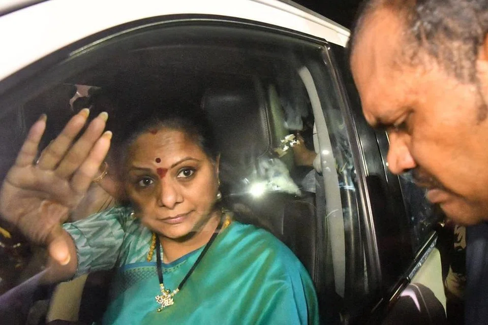 கைது செய்யப்பட்ட கவிதா டெல்லிக்கு அழைத்துச் செல்லப்பட்டு நீதிமன்றத்தில் முன்னிலைப்படுத்தப்பட்டார்.