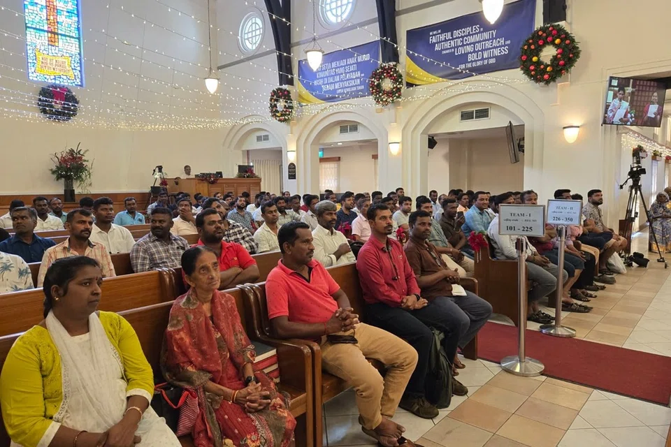 கிறிஸ்துமஸ் நாளன்று பிற்பகலில் கம்போங் கபூர் தேவாலயத்தில் பிரார்த்தனைக்காகத் திரண்ட மக்கள். 