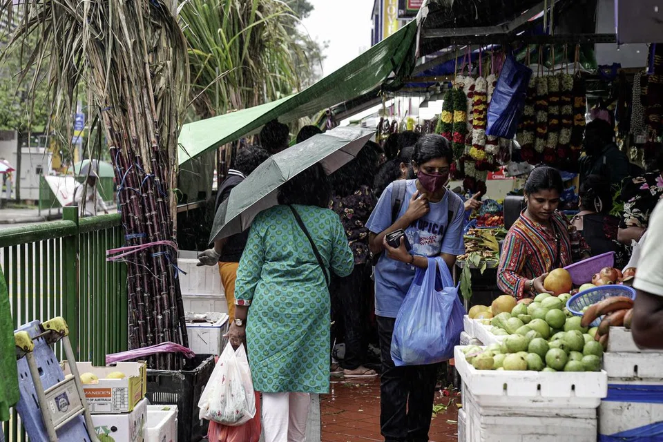 இடைவிடாது பெய்த மழையிலும் பொங்கல் திருநாளை முன்னிட்டு லிட்டில் இந்தியா வட்டாரத்தில் கடைசி நிமிட பொருள்கள் வாங்கும் மக்கள். 