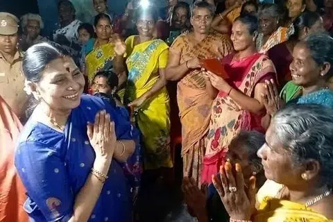 வீதி வீதியாகச் சென்று வியாபாரிகளையும் பொதுமக்களையும் நேரில் சந்தித்து வாக்குச் சேகரித்த துர்கா ஸ்டாலின்.
