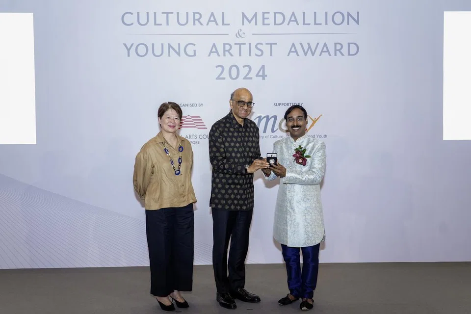 சிங்கப்பூரின் உயரிய விருதான கலாசாரப் பதக்கத்தை குழலிசைக் கலைஞர் கானவினோதன் ரத்னத்திற்கு வழங்கினார் அதிபர் தர்மன் சண்முகரத்னம்.