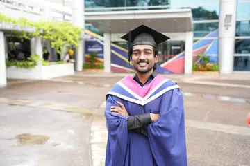 ஜூலை 26ஆம் தேதி நன்யாங் தொழில்நுட்பப் பல்கலைக்கழகத்தின் லீ கோங் சியன் மருத்துவப் பள்ளியிலிருந்து பட்டம் பெற்ற டாக்டர் விக்னேஷ்வரன் செந்தமிழ்ச்செல்வன், 26.