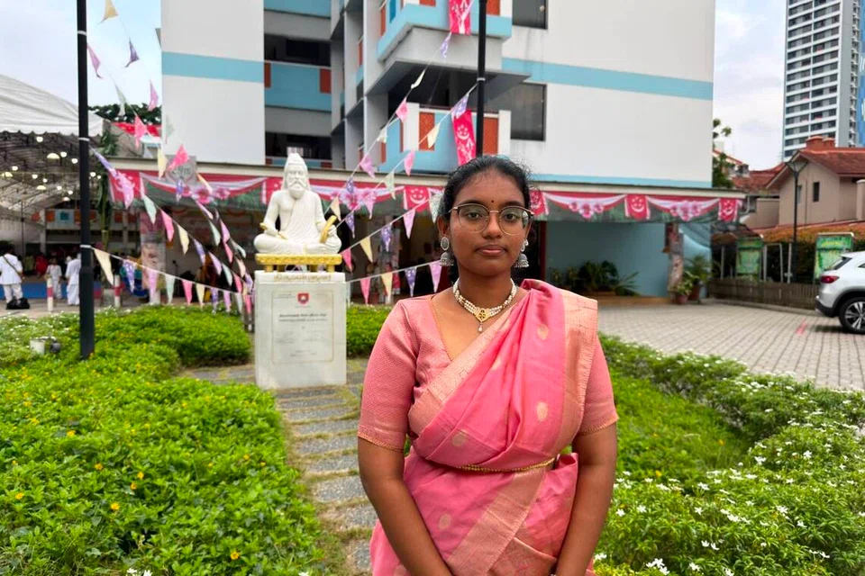 உமறுப்புலவர் தமிழ்மொழி நிலையத்தின் மிக உயரிய விருதான உன்னத விருதை 17 வயது மாணவி முருகானந்தம் புகழினி இவ்வாண்டு வென்றார்.