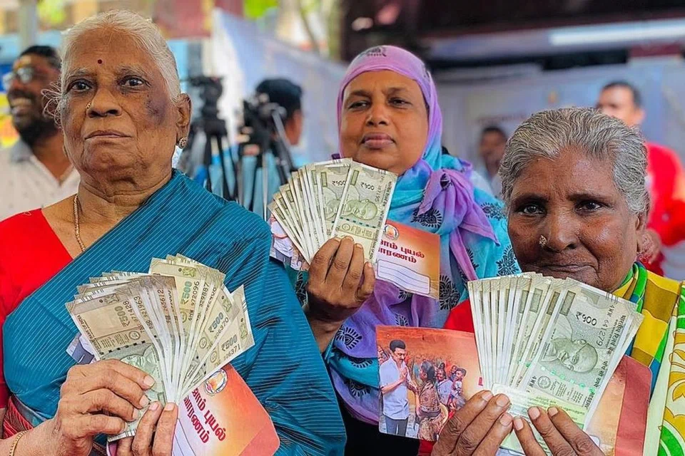 சென்னை வேளச்சேரியில் மிச்சாங் புயல் மற்றும் கனமழையால் பாதிக்கப்பட்டவர்களுக்கு ரூ.6,000 நிவாரணத் தொகையை முதல்வர் ஸ்டாலின் வழங்கினார். பணத்தைப் பெற்றுக்கொண்ட மூதாட்டிகள். 